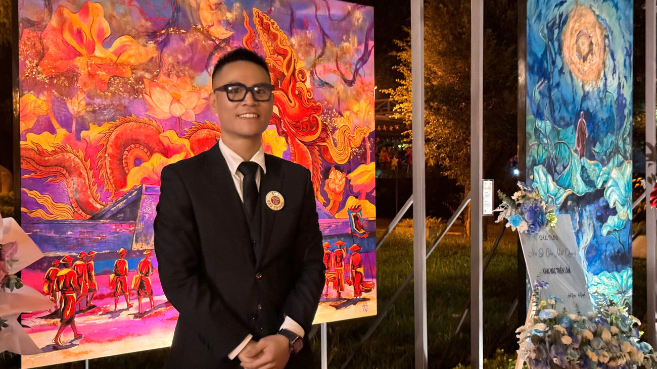 Chu Nhật Quang là họa sĩ trẻ luôn đau đáu với việc bảo tồn và phát huy nghệ thuật sơn mài. Anh sinh ra trong một gia đình truyền thống nghệ thuật, bố là NSƯT Chu Lượng nổi tiếng trong lĩnh vực múa rối nước và rối cạn, ông nội là họa sĩ, NSND Chu Mạnh Chấn - người đã gắn bó với việc khôi phục, bảo tồn di sản làng quê Bắc Bộ qua nghệ thuật sơn mài.