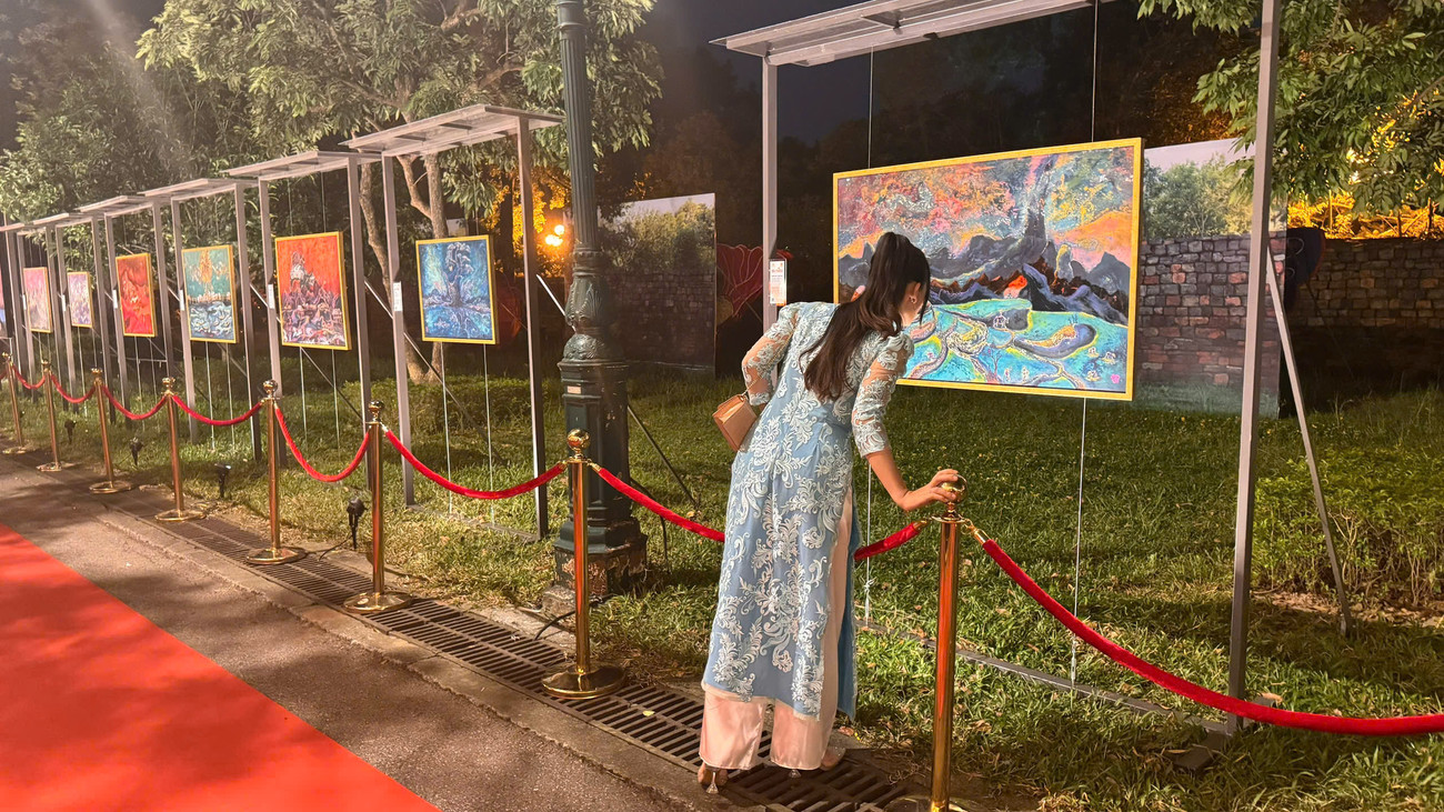 Dù sống trong môi trường đô thị hóa và nhịp sống hiện đại, họa sĩ luôn duy trì vững chặt liên kết với văn hóa Việt truyền thống và không ngừng khao khát mang tinh thần quê hương vào từng tác phẩm của mình.