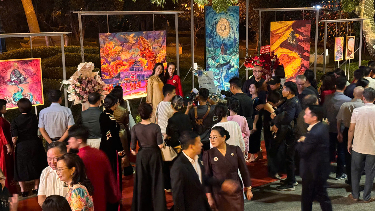 Đông đảo quan khách, các đại sứ nước ngoài, du khách quốc tế và công chúng yêu mến hội họa đã đến dự lễ khai mạc trưng bày tranh sơn mài khổ lớn của Chu Nhật Quang tại không gian ngoài trời trong Hoàng thành Thăng Long.
