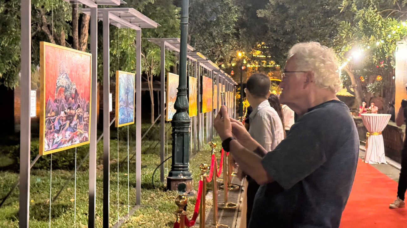 52 tác phẩm sơn mài truyền thống về Hoàng Thành, phong cảnh quê hương, các địa danh di sản dân tộc với phong cách nghệ thuật kết hợp giữa cổ truyền và hiện đại, chia thành 4 chủ đề.