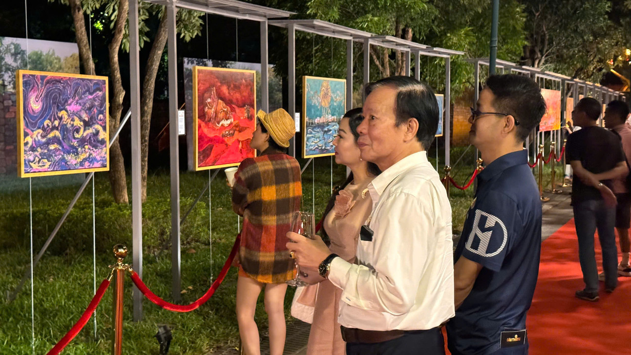 Chủ đề “Cội” gồm 17 bức tranh, đưa người xem vào hành trình khám phá văn hóa và di sản của dân tộc như Hoàng thành Thăng Long, tháp Rùa, chùa Một Cột, chùa Thầy...