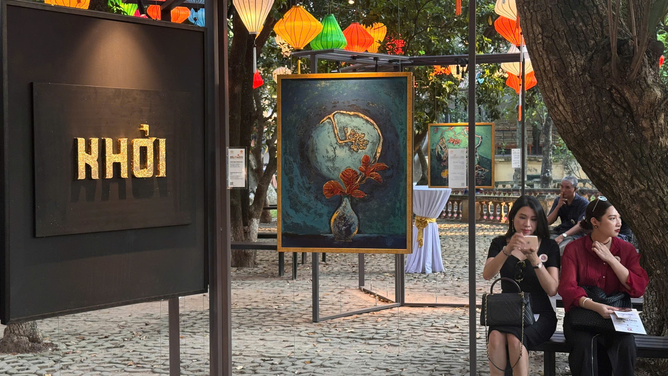 Chủ đề “Khởi” mở đầu triển lãm với 14 bức tranh sơn mài tập trung vào thể loại tĩnh vật. Các tác phẩm tái hiện vật dụng quen thuộc trong cuộc sống hàng ngày như hoa quả, bình gốm, đồ vật gia đình... thông qua sự kết hợp giữa màu sắc và kết cấu sơn mài.