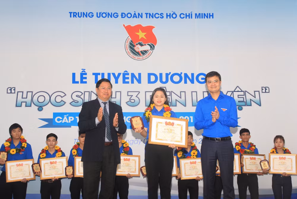 Tuyên dương 13 học sinh tiêu biểu trong học tập, rèn luyện ảnh 6