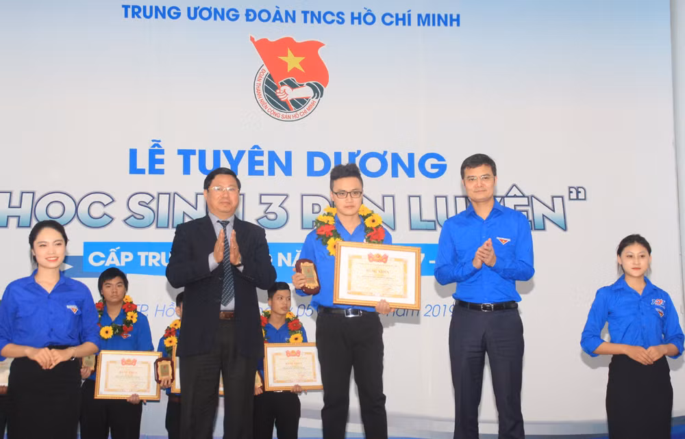 Tuyên dương 13 học sinh tiêu biểu trong học tập, rèn luyện ảnh 8
