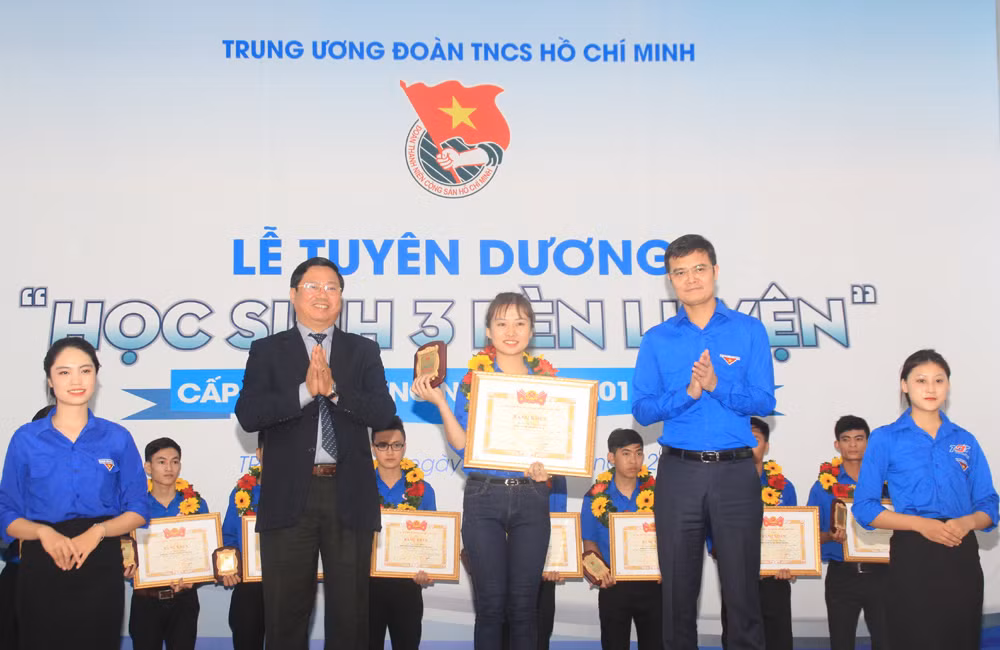 Tuyên dương 13 học sinh tiêu biểu trong học tập, rèn luyện ảnh 5