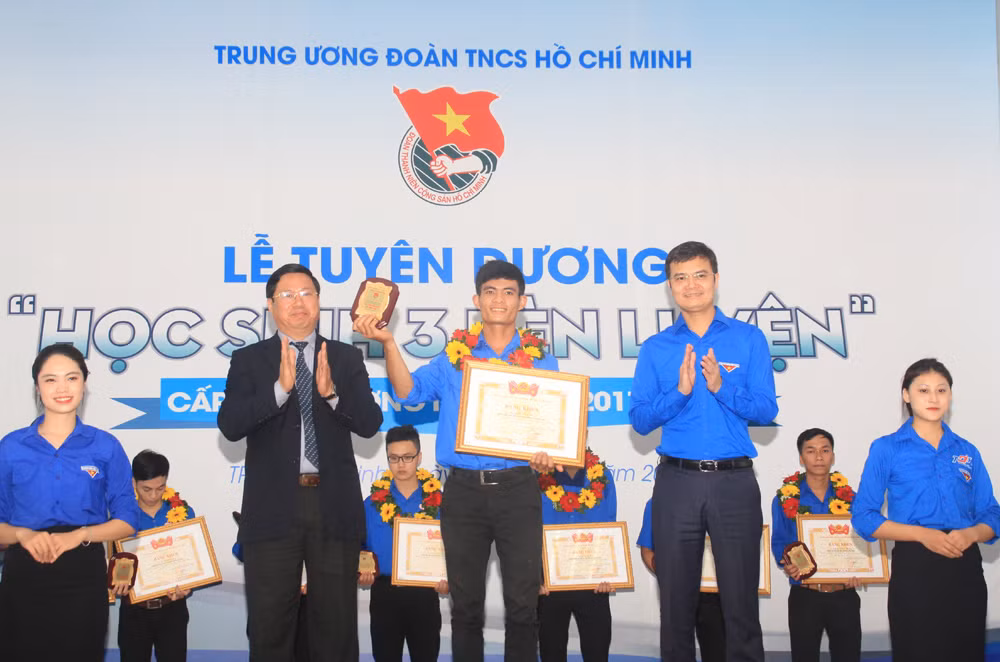 Tuyên dương 13 học sinh tiêu biểu trong học tập, rèn luyện ảnh 7