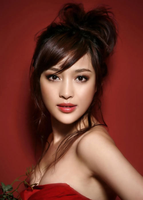 Can Đình Đình sinh năm 1986 tại thành phố Vu Hồ, tỉnh An Huy, Trung Quốc. Cô tốt nghiệp Học viện Hý kịch Trung ương và bắt đầu hoạt động nghệ thuật từ năm 2005. 'Phan Kim Liên' lẳng lơ nhất màn ảnh từng dính nghi án hẹn hò Minh Tiệp là ai? ảnh 1
