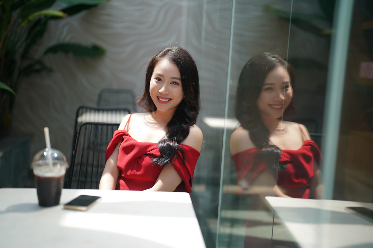 Mẹ rơm là dự án đầu tiên Hồng Loan đóng cùng đàn anh Thái Hòa. Ảnh: Phạm Nguyễn. Mẹ rơm là dự án đầu tiên Hồng Loan đóng cùng đàn anh Thái Hòa. Ảnh: Phạm Nguyễn.