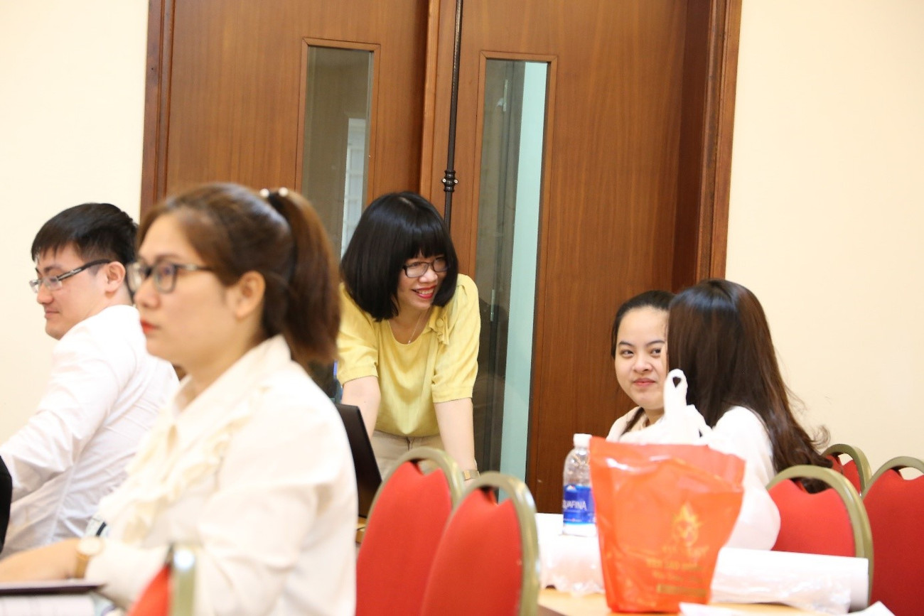 TS. Thủy trao đổi với sinh viên trong buổi bảo vệ đồ án tốt nghiệp.