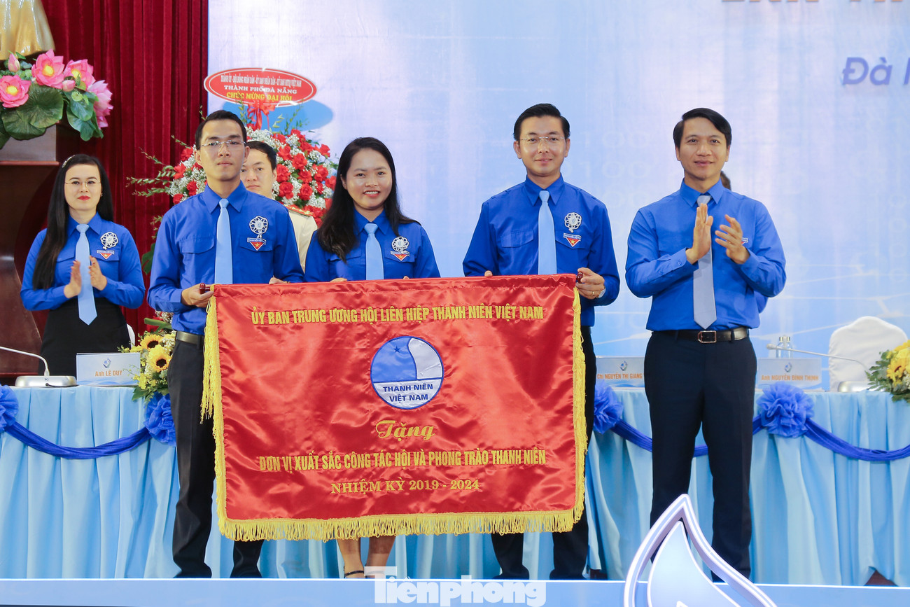 Anh Nguyễn Ngọc Lương tặng cờ thi đua xuất sắc cho Hội LHTN Việt Nam TP. Đà Nẵng. Ảnh: Duy Quốc