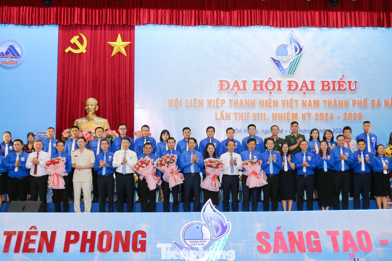 Ủy ban Hội LHTN TP. Đà Nẵng khóa VIII ra mắt Đại hội. Ảnh: Duy Quốc