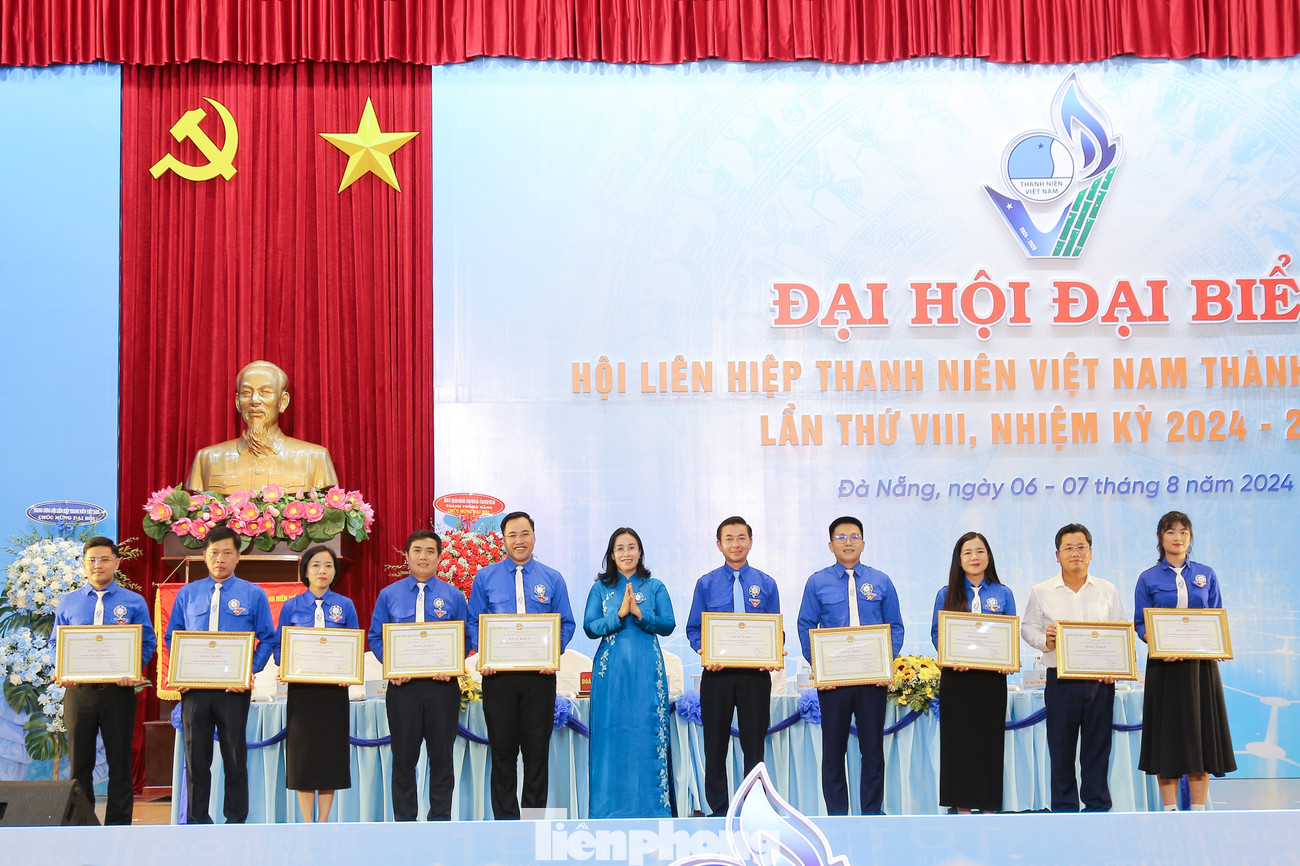UBND TP. Đà Nẵng trao bằng khen cho 10 tập thể có thành tích tiêu biểu trong thực hiện công tác Hội và phong trào thanh niên nhiệm kỳ 2019 - 2024. Ảnh: Duy Quốc
