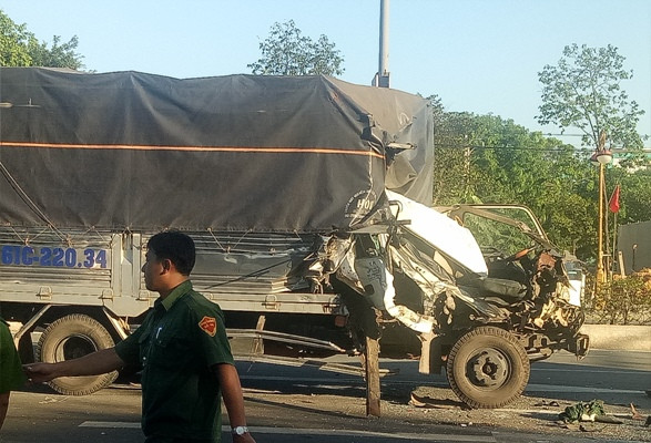 Chiếc xe tải nát đầu khi tông vào đuôi 2 xe tải dừng đèn đỏ Tai nạn xe tải liên hoàn khi dừng đèn đỏ, 8 người bị thương ảnh 1