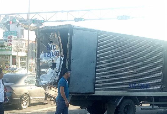 Đuôi xe tải móp nặng sau tai nạn Tai nạn xe tải liên hoàn khi dừng đèn đỏ, 8 người bị thương ảnh 3