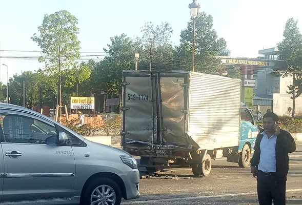 Đuôi xe tải hư hỏng nặng sau tai nạn Tai nạn xe tải liên hoàn khi dừng đèn đỏ, 8 người bị thương ảnh 2