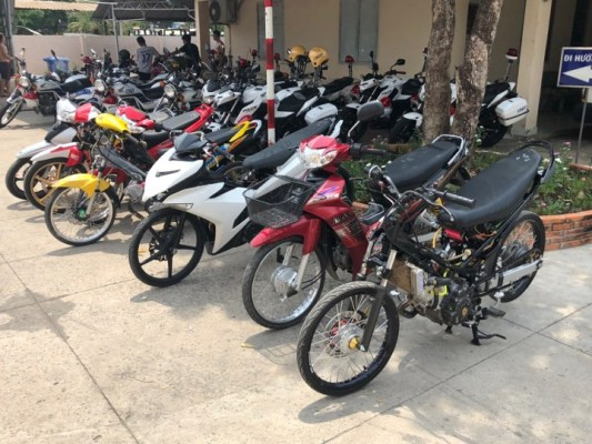 Các xe máy độ nhóm thanh niên dùng tổ chức đua xe Truy bắt nhóm thanh niên tổ chức đua xe đêm nghỉ lễ ảnh 1