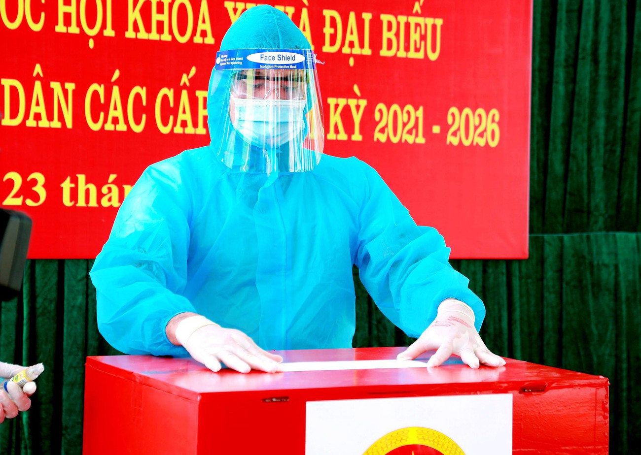 Chia sẻ về công tác phòng dịch, đảm bảo an toàn bầu cử, Trung tá Trần Anh Tuấn, Chính ủy Trung đoàn 834, Bộ CHQS tỉnh cho biết: “Theo rà soát, tổng số cử tri đang thực hiện cách ly và cán bộ, chiến sĩ làm nhiệm vụ tại đơn vị gần 500 người. Đơn vị đã tiến hành thành lập 1 điểm bầu cử với hòm phiếu phụ thuộc Tổ bầu cử số 7 của xã Định Trung.