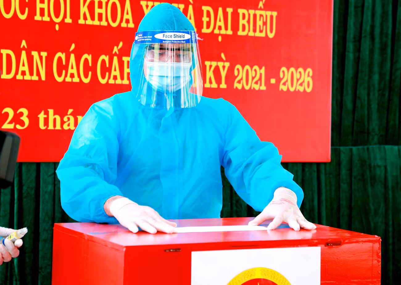 Chia sẻ về công tác phòng dịch, đảm bảo an toàn bầu cử, Trung tá Trần Anh Tuấn, Chính ủy Trung đoàn 834, Bộ CHQS tỉnh cho biết: “Theo rà soát, tổng số cử tri đang thực hiện cách ly và cán bộ, chiến sĩ làm nhiệm vụ tại đơn vị gần 500 người. Đơn vị đã tiến hành thành lập 1 điểm bầu cử với hòm phiếu phụ thuộc Tổ bầu cử số 7 của xã Định Trung.