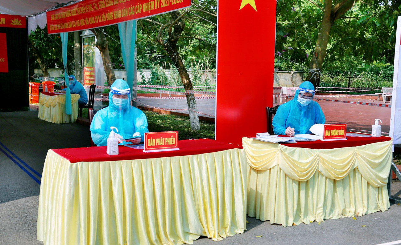 Tất cả các hòm phiếu đều được vận chuyển, niêm yết và khử khuẩn theo đúng quy định. Việc phát thẻ cử tri cũng đảm bảo yêu cầu phòng dịch. Trong thời gian diễn ra bầu cử, cử tri sẽ được phân luồng, hướng dẫn di chuyển bỏ phiếu theo hướng một chiều, giữ khoảng cách an toàn. Việc bố trí, sắp sếp cử tri tham gia bầu cử được tiến hành khoa học, hợp lý để tránh lây nhiễm chéo COVID-19.