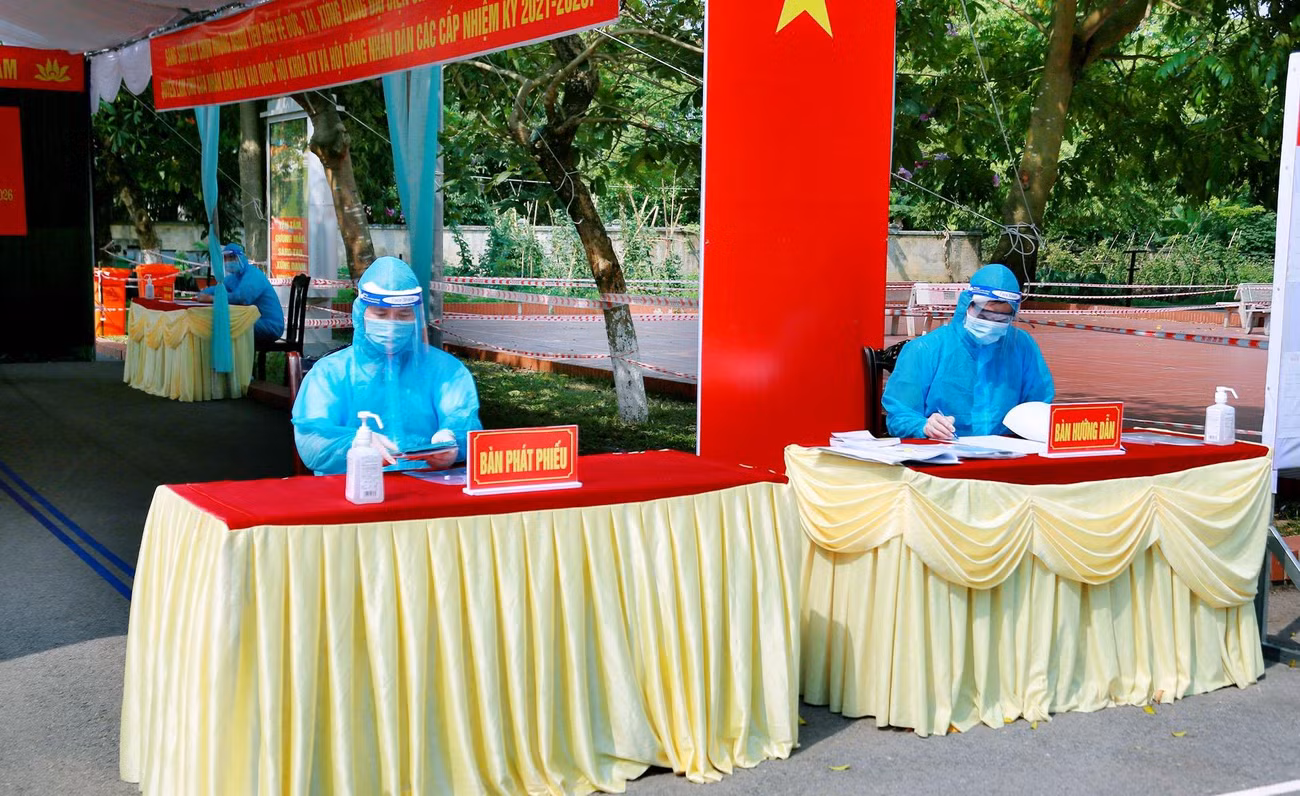 Tất cả các hòm phiếu đều được vận chuyển, niêm yết và khử khuẩn theo đúng quy định. Việc phát thẻ cử tri cũng đảm bảo yêu cầu phòng dịch. Trong thời gian diễn ra bầu cử, cử tri sẽ được phân luồng, hướng dẫn di chuyển bỏ phiếu theo hướng một chiều, giữ khoảng cách an toàn. Việc bố trí, sắp sếp cử tri tham gia bầu cử được tiến hành khoa học, hợp lý để tránh lây nhiễm chéo COVID-19.