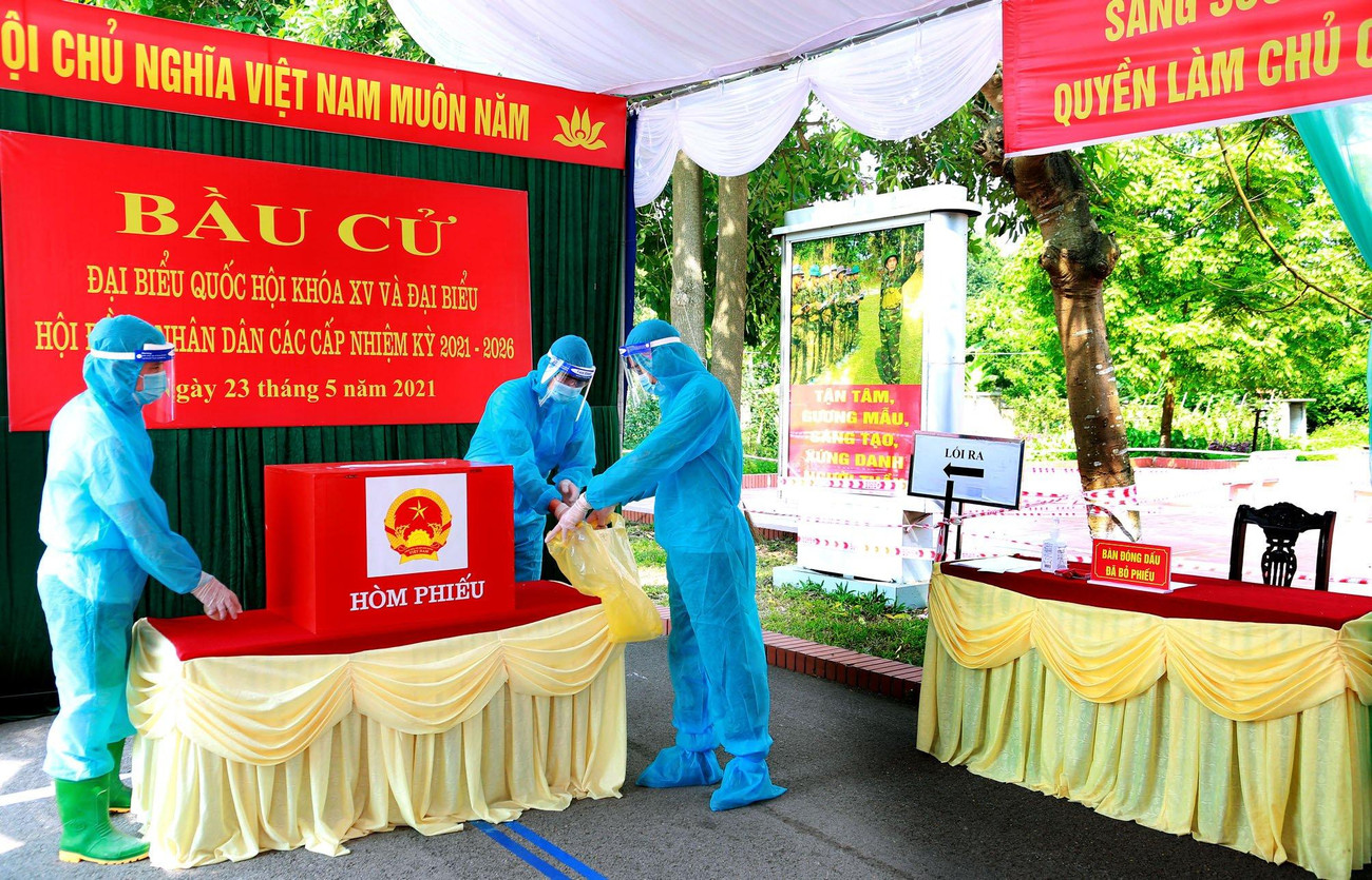 Với 4 hòm phiếu đã được tiếp nhận, đơn vị bố trí đặt 1 hòm phiếu tại khu vực vòng ngoài dành cho lực lượng cán bộ, chiến sĩ, nhân viên y tế; 3 hòm phiếu còn lại đặt tại các tòa nhà có công dân đang cách ly.