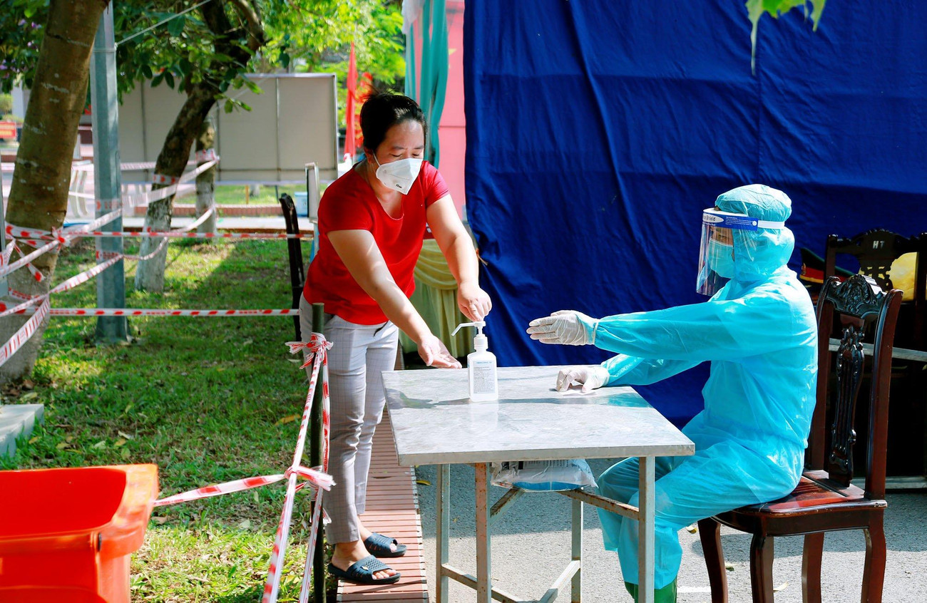 Rửa tay sát trùng trước và sau khi bỏ phiếu