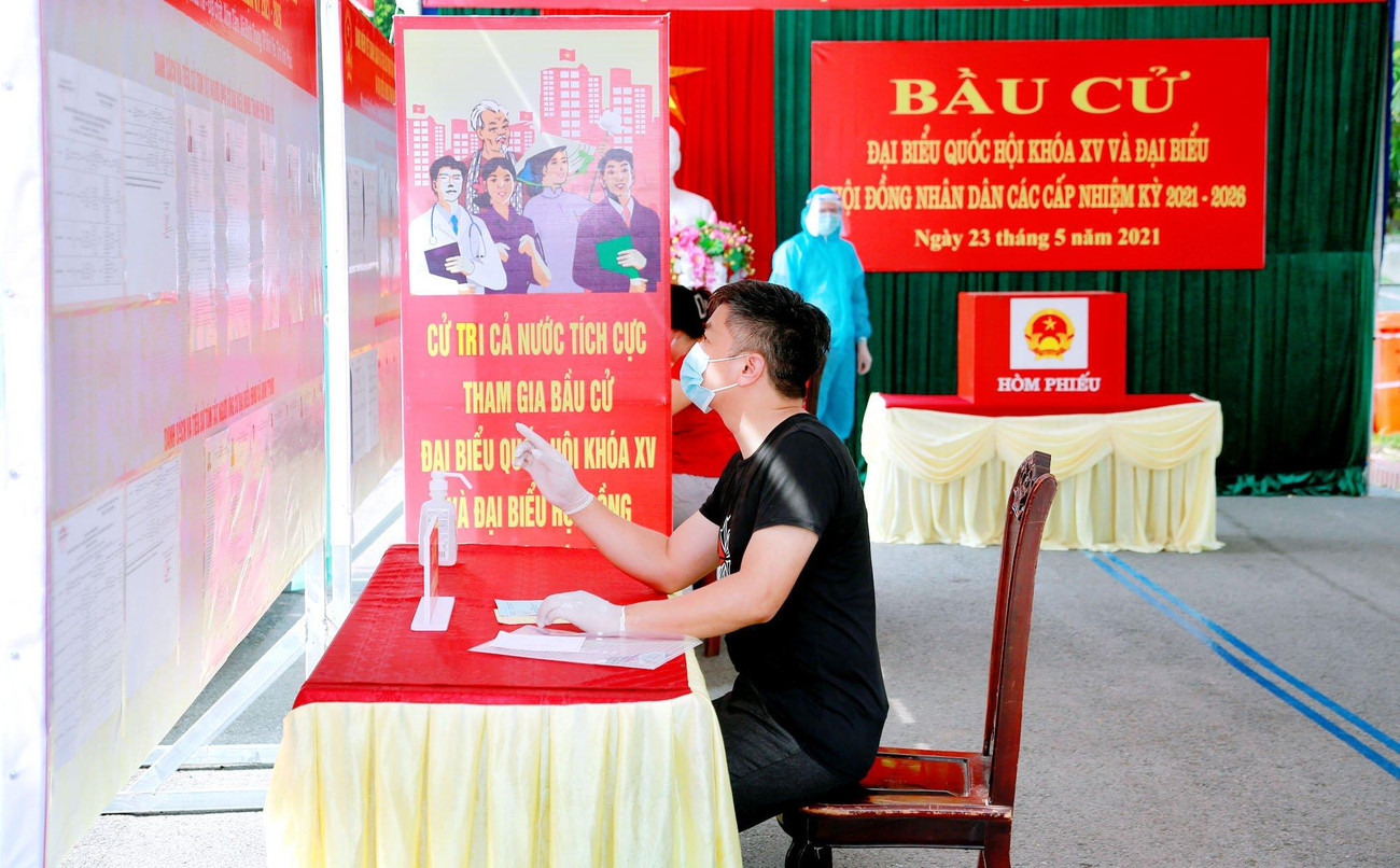 Tại các địa phương, công tác chuẩn bị bầu cử đang diễn ra rất khẩn trương. Thành phố Vĩnh Yên tổ chức lấy mẫu xét nghiệm virus SARS-CoV-2 đối với 2.700 người làm nhiệm vụ bầu cử, gồm Ủy ban bầu cử thành phố và cấp xã, phường; ban bầu cử, tổ bầu cử cấp thôn, tổ dân phố; lực lượng quân sự, công an, y tế từ thành phố đến các xã, phường và các lực lượng khác phục vụ bầu cử.