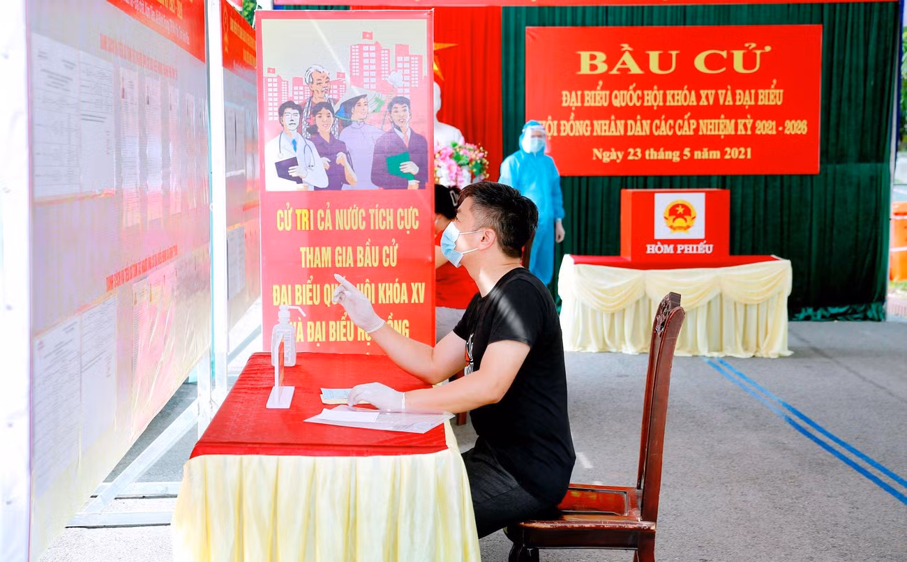 Tại các địa phương, công tác chuẩn bị bầu cử đang diễn ra rất khẩn trương. Thành phố Vĩnh Yên tổ chức lấy mẫu xét nghiệm virus SARS-CoV-2 đối với 2.700 người làm nhiệm vụ bầu cử, gồm Ủy ban bầu cử thành phố và cấp xã, phường; ban bầu cử, tổ bầu cử cấp thôn, tổ dân phố; lực lượng quân sự, công an, y tế từ thành phố đến các xã, phường và các lực lượng khác phục vụ bầu cử.