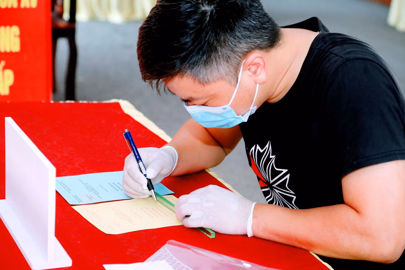 Ủy ban bầu cử thành phố Phúc Yên tập huấn nghiệp vụ công tác tổ chức bầu cử cho các thành viên tổ giúp việc Ủy ban bầu cử; tổ trưởng, thư ký các tổ bầu cử. Hội Chữ thập đỏ tỉnh trao 16.800 hộp khẩu trang, 2.268 chai nước sát khuẩn cho người dân, cử tri, khu vực bỏ phiếu của chín huyện, thành phố trong tỉnh…