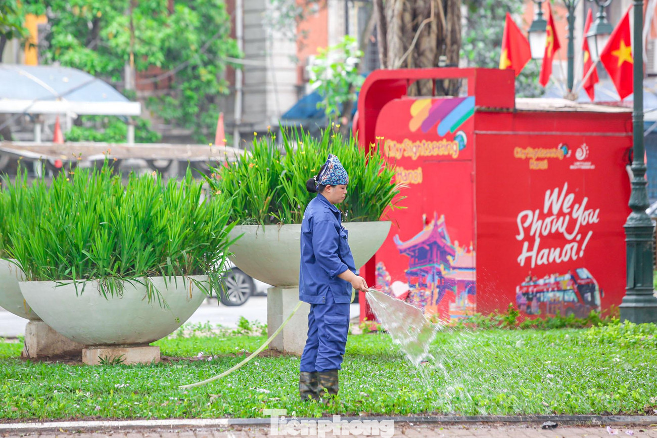 Thảm cỏ liên tục được nhân viên tưới nước.