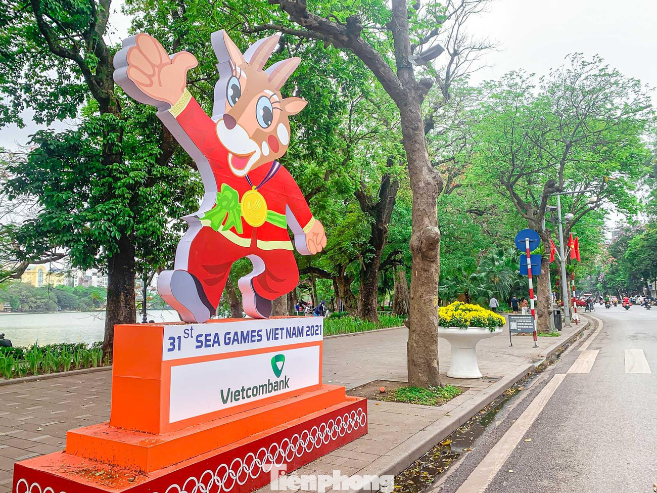 Song song với công tác chỉnh trang đô thị, giữ gìn vệ sinh môi trường, quận Hoàn Kiếm thực hiện tuyên truyền bằng các pano, cụm pano lớn tại các tuyến phố chính và xung quanh hồ Hoàn Kiếm.