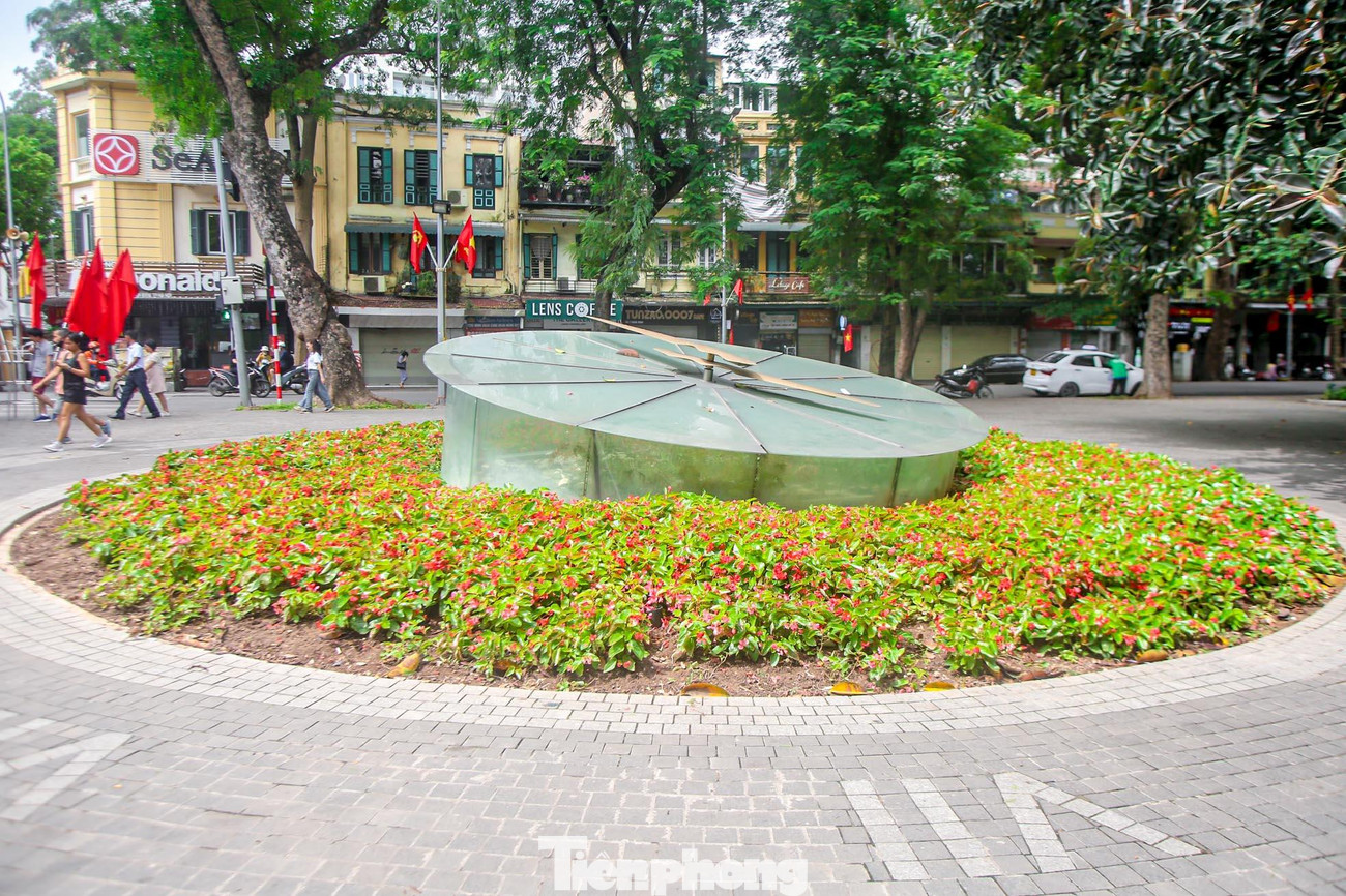 Hoa được trang trí quanh đồng hồ Thụy Sĩ khổng lồ.