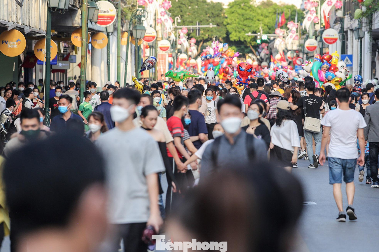 Khu vực phố Tràng Tiền được "lấp đầy" bởi du khách.