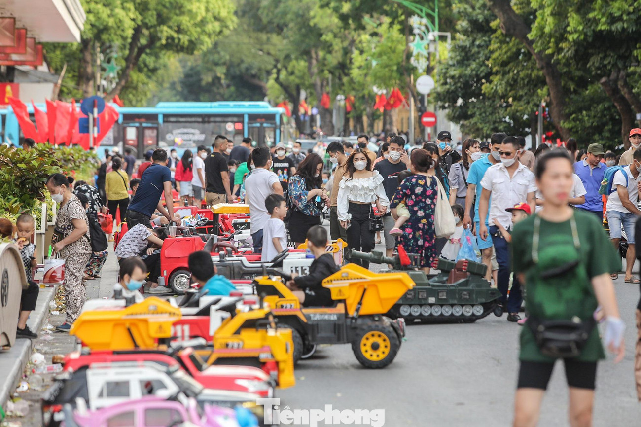 Càng về cuối giờ chiều, lượng khách đến với hồ Hoàn Kiếm càng đông.