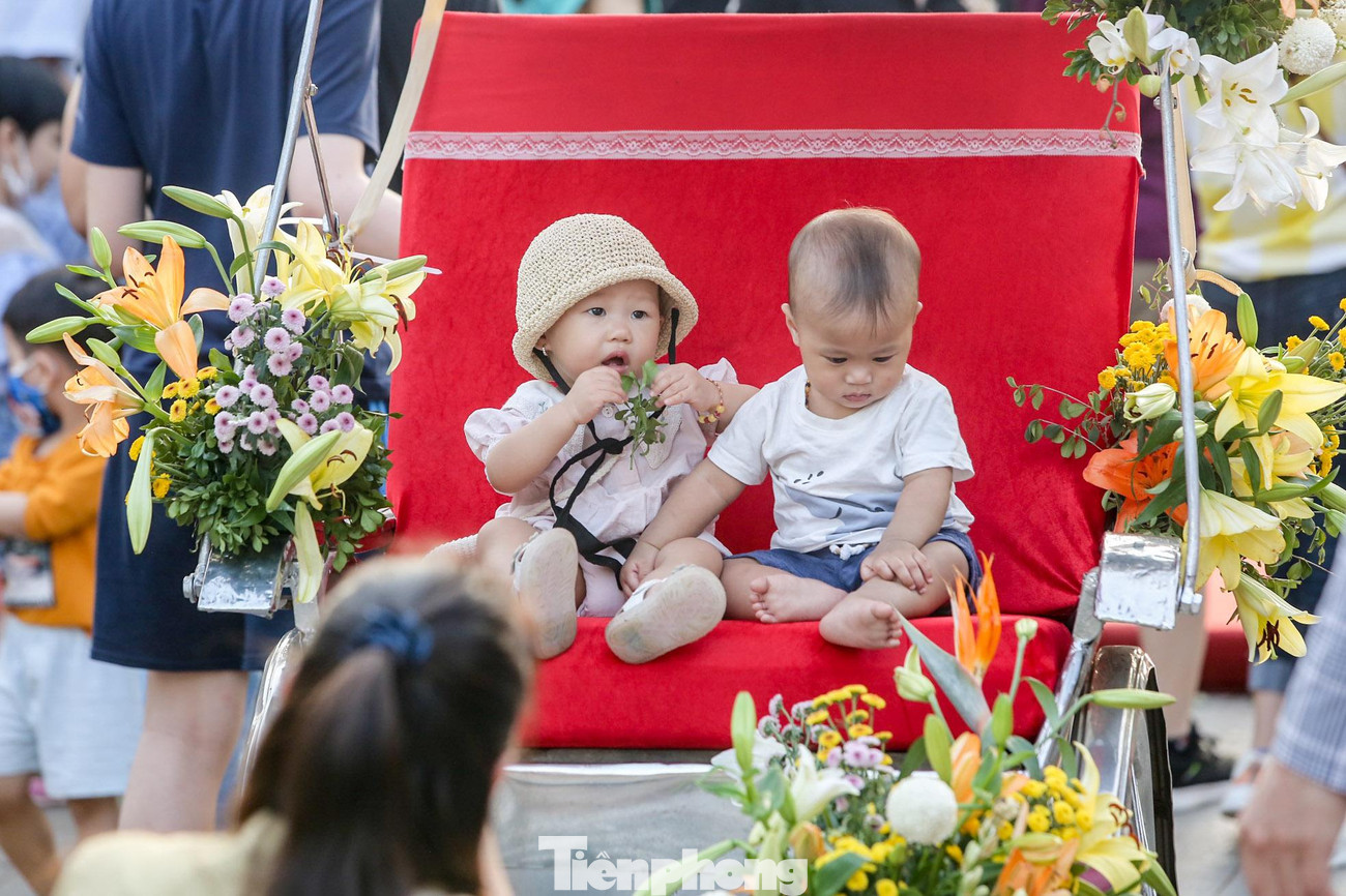 Rất đông trẻ em được gia đình đưa lên phố đi bộ trong dịp nghỉ lễ này.