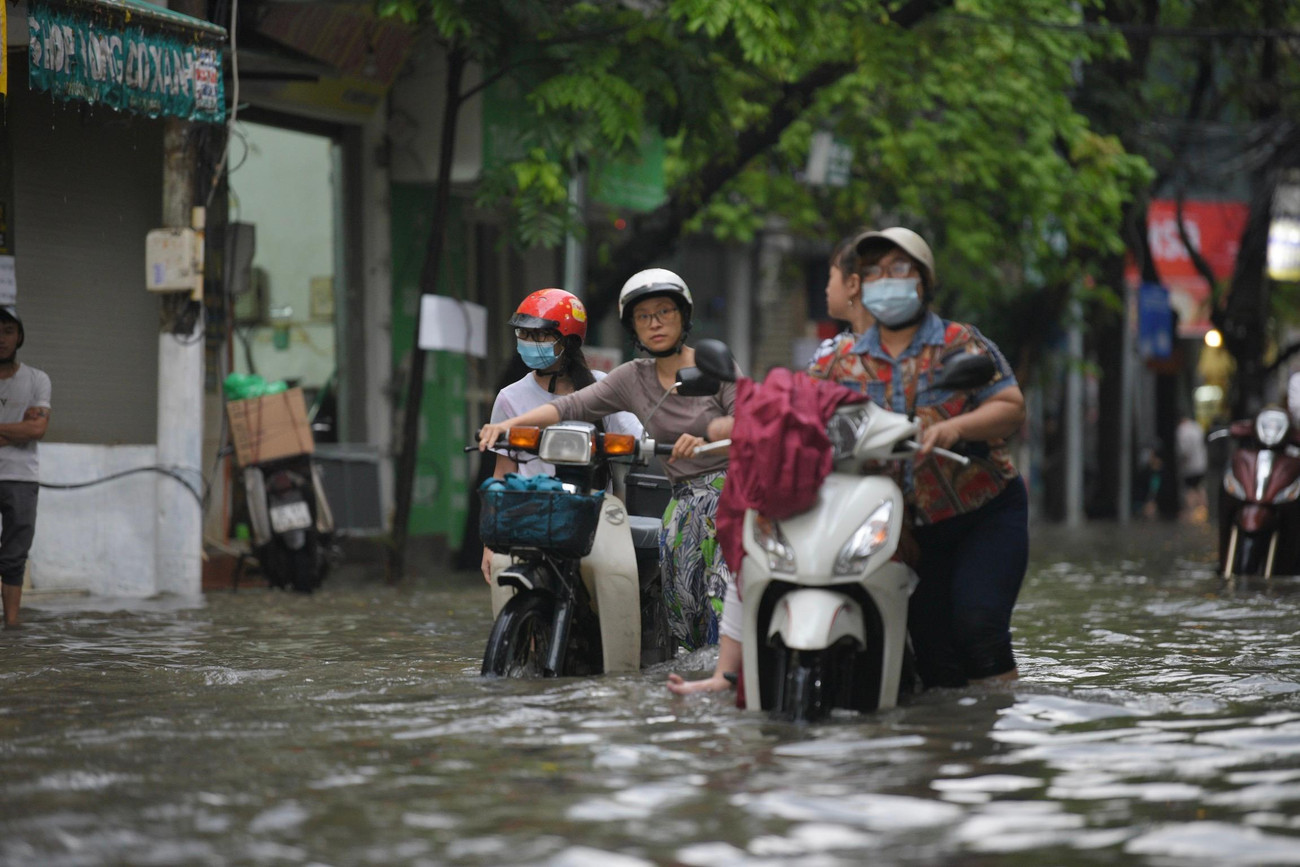 Hàng loạt xe máy "bỏ mạng" khi vào chỗ ngập sâu.