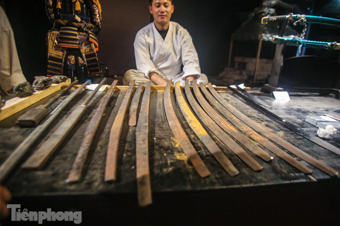 Nhân viên giới thiệu các bước sản xuất kiếm cho khách tham quan.