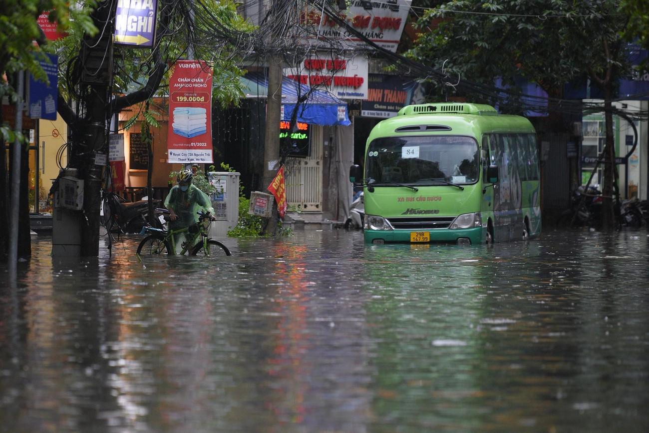 Xe buýt chết máy, "nằm im" giữa biển nước.