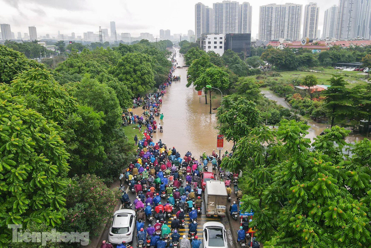 Trước biển nước, nhiều phương tiện phải dừng lại, khiến tuyến đường tắc cứng, tắc dài. Trước biển nước, nhiều phương tiện phải dừng lại, khiến tuyến đường tắc cứng, tắc dài.