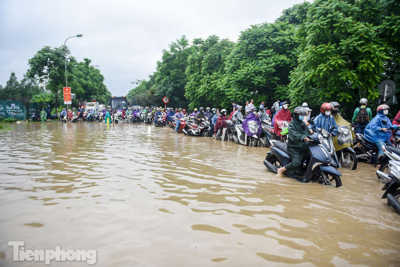 Tuyến đại lộ Thăng Long là nơi thường xuyên rơi vào cảnh ngập úng khi trời mưa lớn. Tuyến đại lộ Thăng Long là nơi thường xuyên rơi vào cảnh ngập úng khi trời mưa lớn.