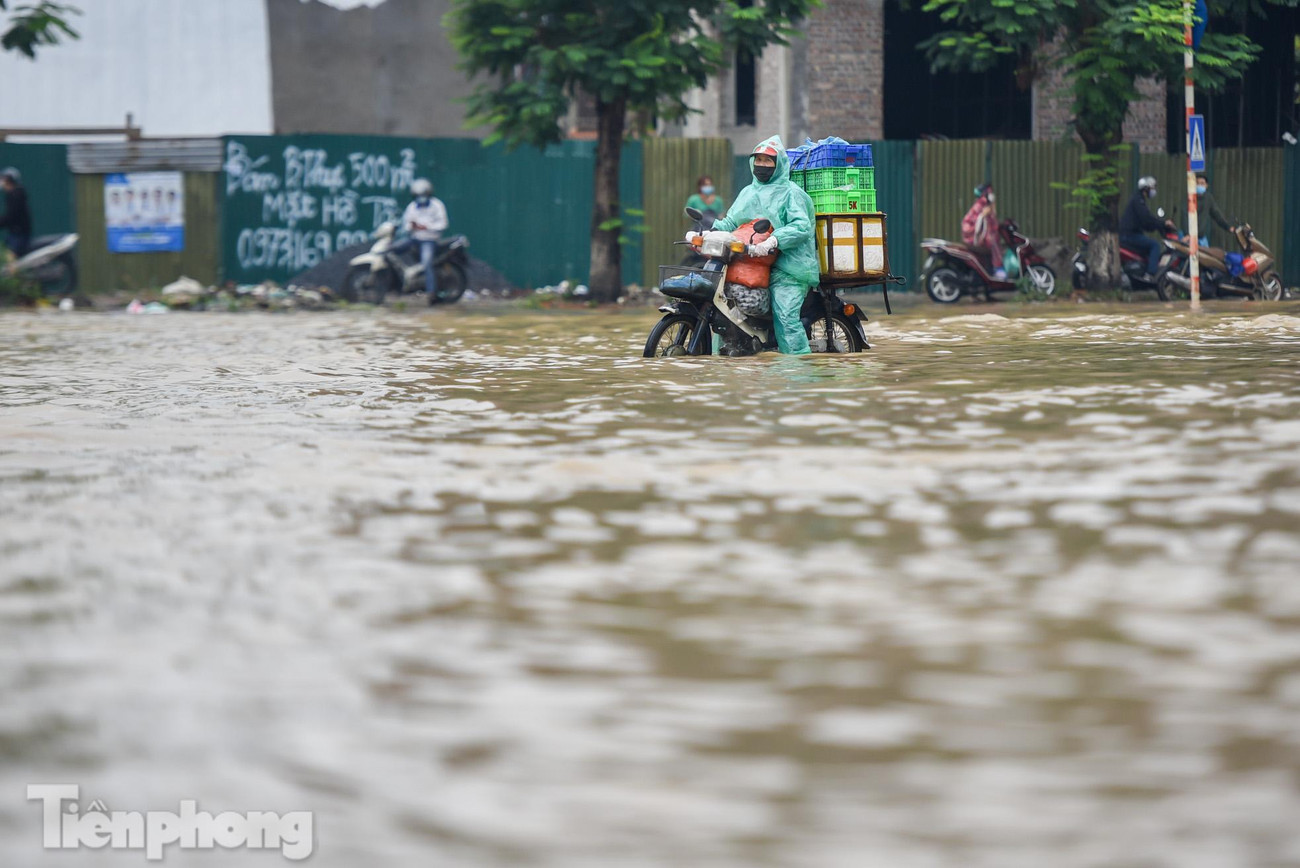 Nếu muốn tránh đoạn ngập nước sâu, người dân phải đi vòng khá xa, thêm 3-4km, vì vậy nhiều phương tiện liều mình lao vào biển nước. Nếu muốn tránh đoạn ngập nước sâu, người dân phải đi vòng khá xa, thêm 3-4km, vì vậy nhiều phương tiện liều mình lao vào biển nước.