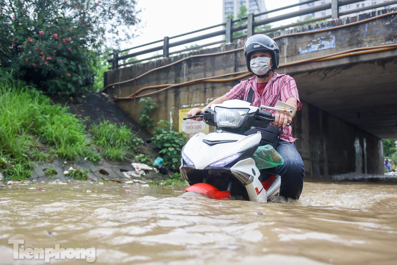 Một số khác mạo hiểm khi phóng xe qua vùng nước ngập sâu. Một số khác mạo hiểm khi phóng xe qua vùng nước ngập sâu.