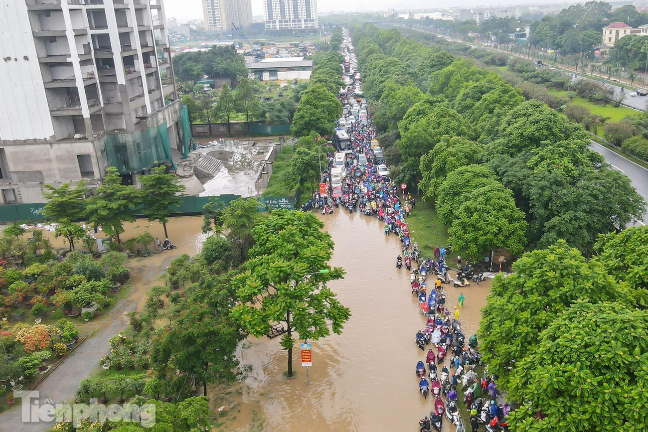 Theo ghi nhận của phóng viên, sáng nay (23/5), khu vực đại lộ Thăng Long ngập sâu khoảng 50-80cm trong nước, tại các đường hầm chui, độ sâu lên đến 1m. Theo ghi nhận của phóng viên, sáng nay (23/5), khu vực đại lộ Thăng Long ngập sâu khoảng 50-80cm trong nước, tại các đường hầm chui, độ sâu lên đến 1m.