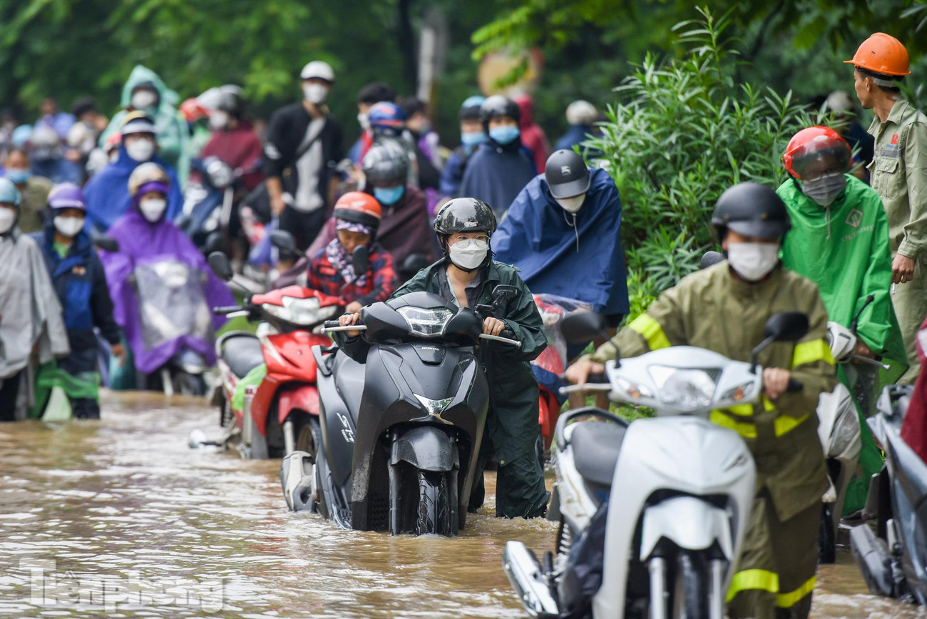 Đến gần trưa, tình trạng vẫn kéo dài, nước chưa có dấu hiệu rút. Đến gần trưa, tình trạng vẫn kéo dài, nước chưa có dấu hiệu rút.