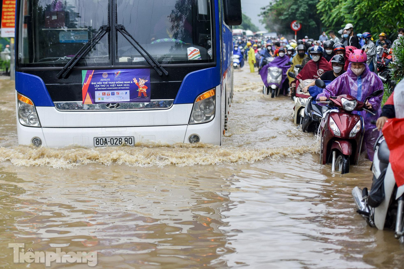 Dòng người dắt phương tiện qua cả đoạn đường ngập như sông. Dòng người dắt phương tiện qua cả đoạn đường ngập như sông.