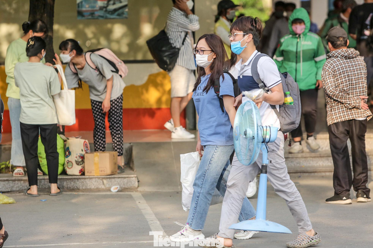 Hè về, nhiều người mang quạt từ quê lên phố để tránh nóng.