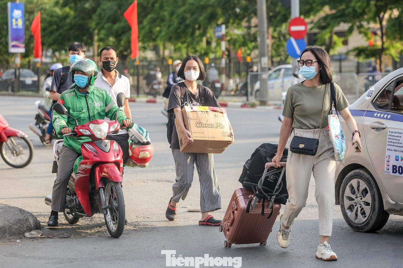 Lượng người di chuyển bằng xe khách về Hà Nội đông hơn gấp bội so với ngày thường.