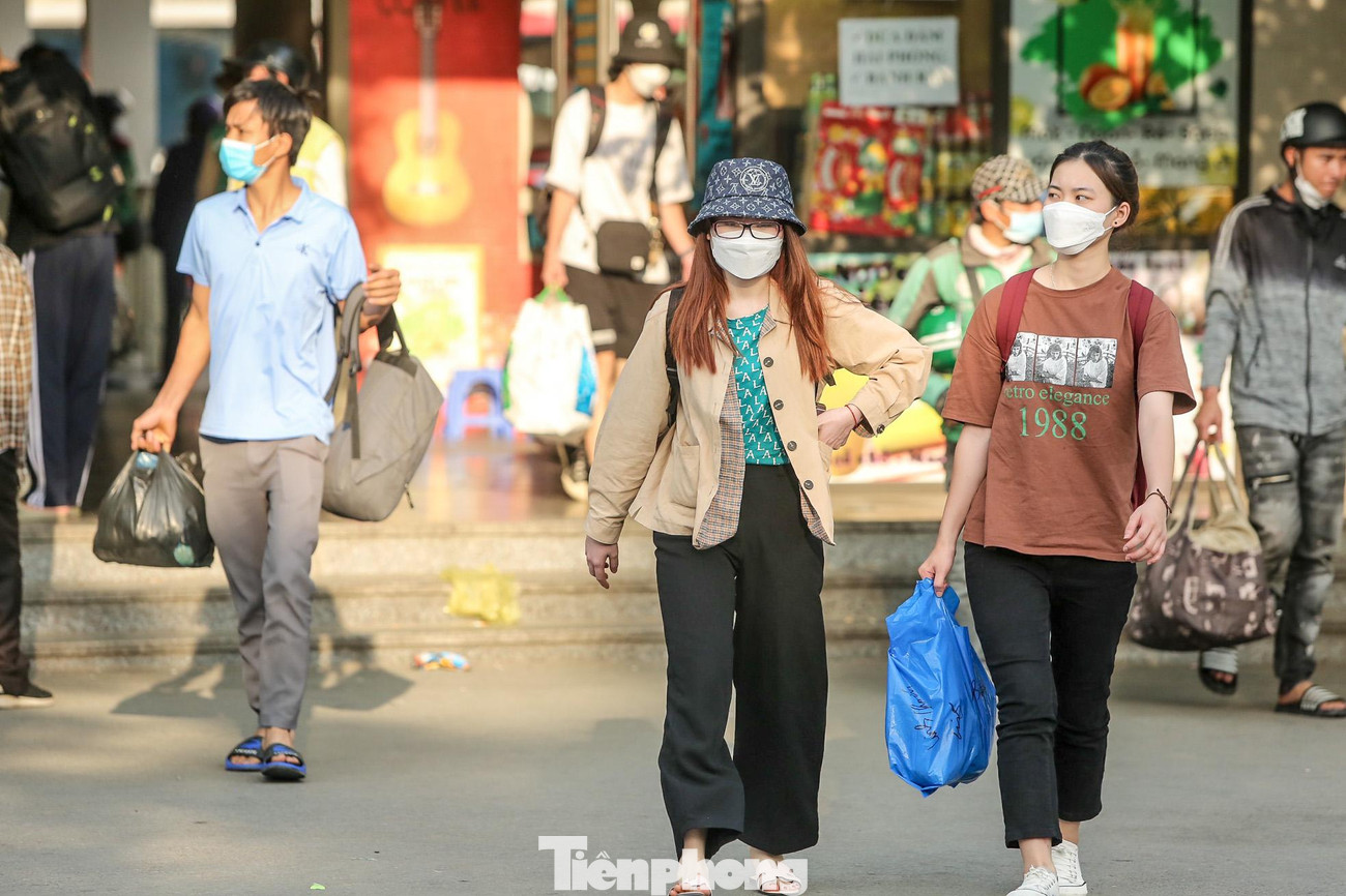 Người dân trở lại Hà Nội với "tay xách nách mang".
