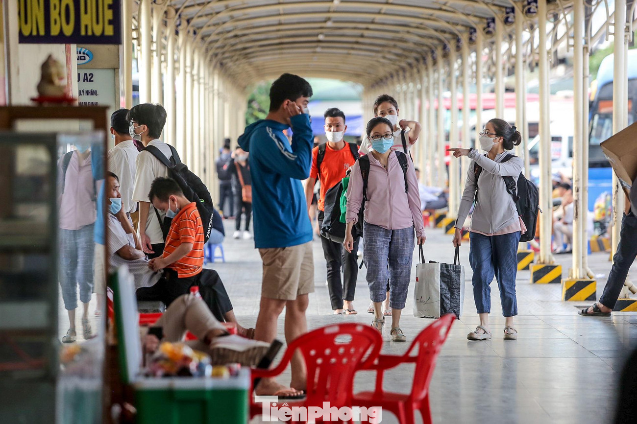 Người dân trở lại Hà Nội sau 4 ngày nghỉ lễ khiến không khí tại bến xe trở nên nhộn nhịp, tấp nập.