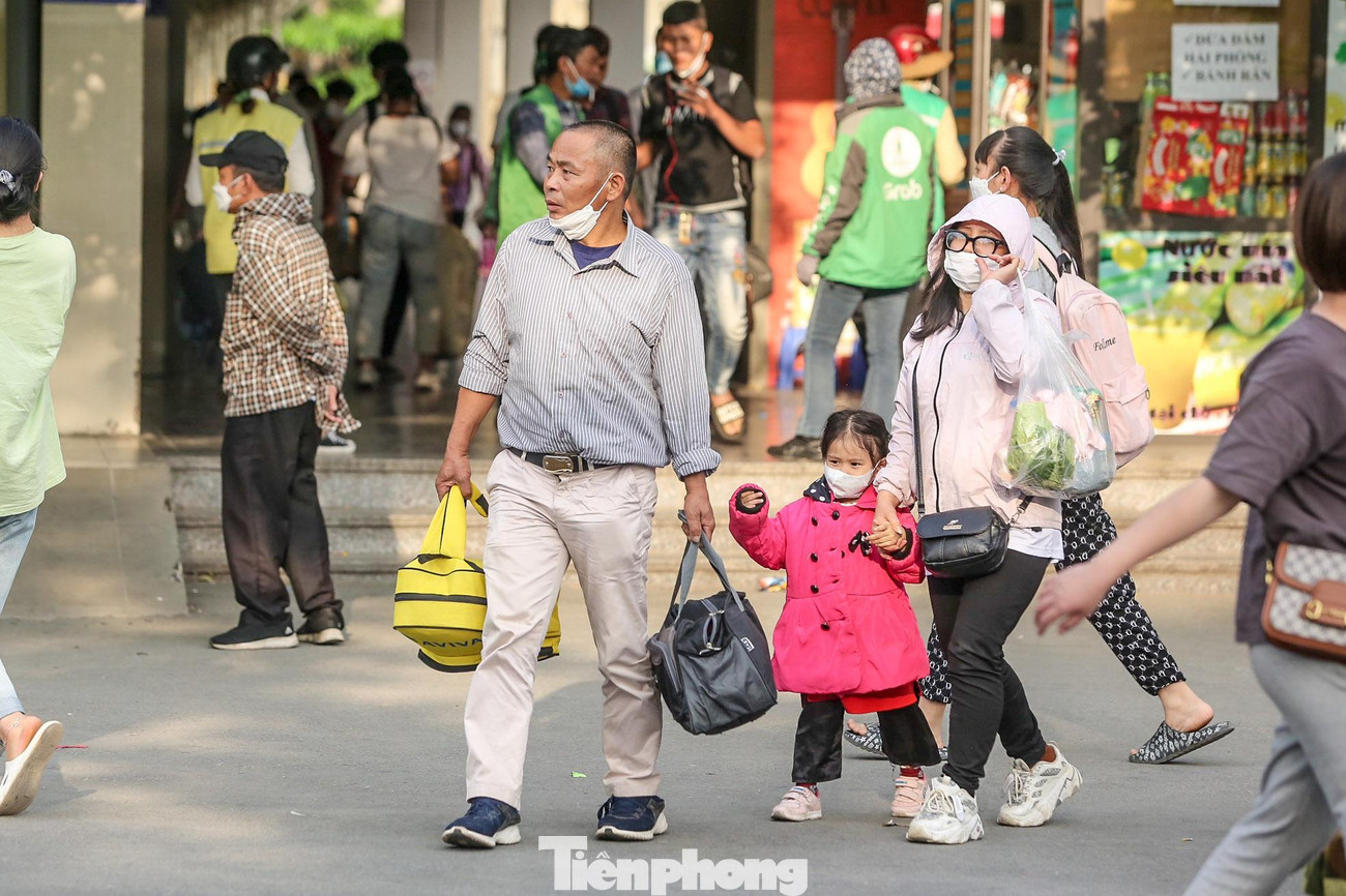 Một gia đình trở lại Hà Nội với lỉnh kỉnh hành lý